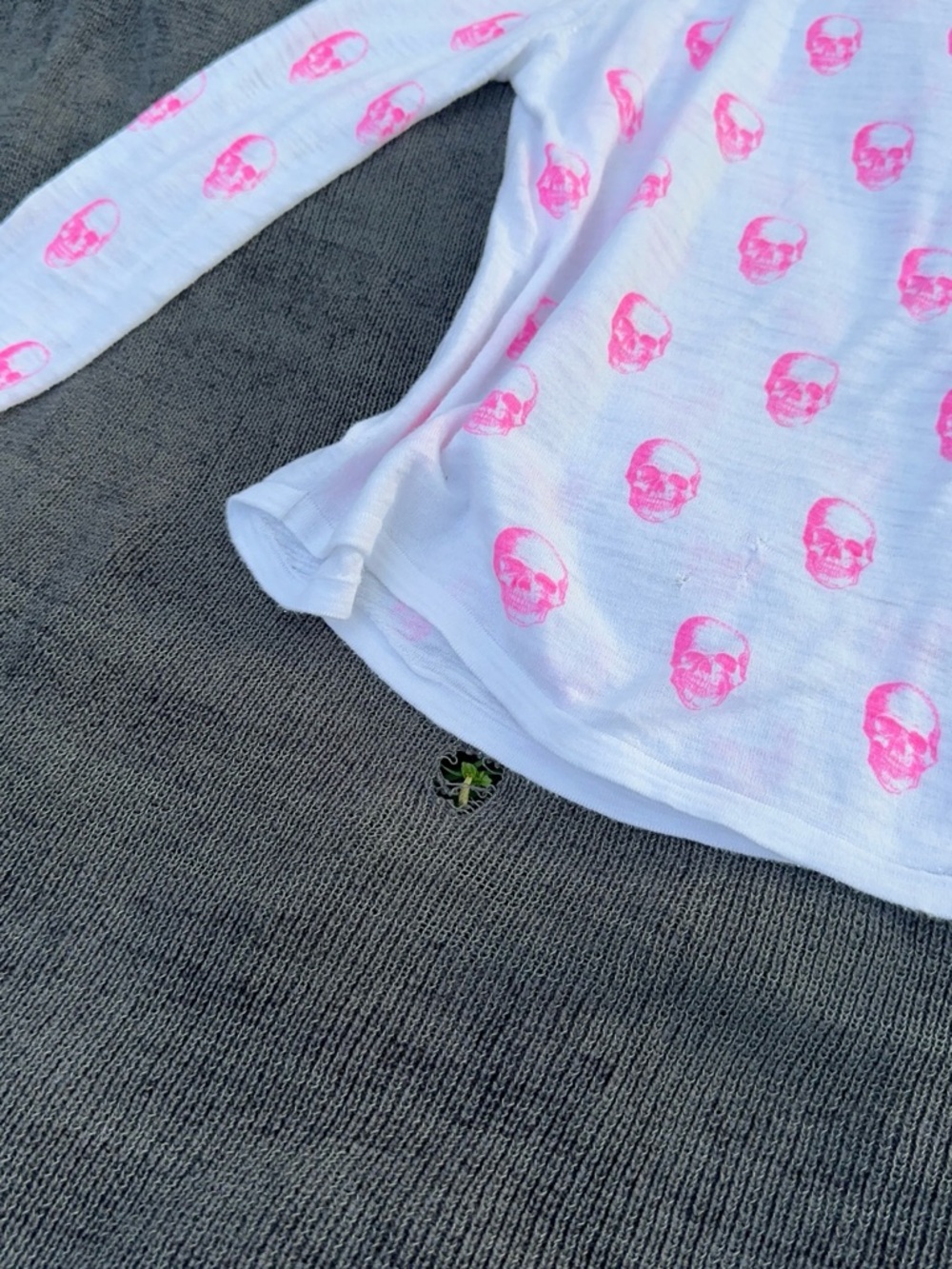 Skull White top with Pink Skull Pattern - Picture 3 of 6